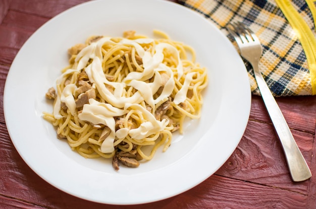 Spaghetti con carne tritata su un piatto