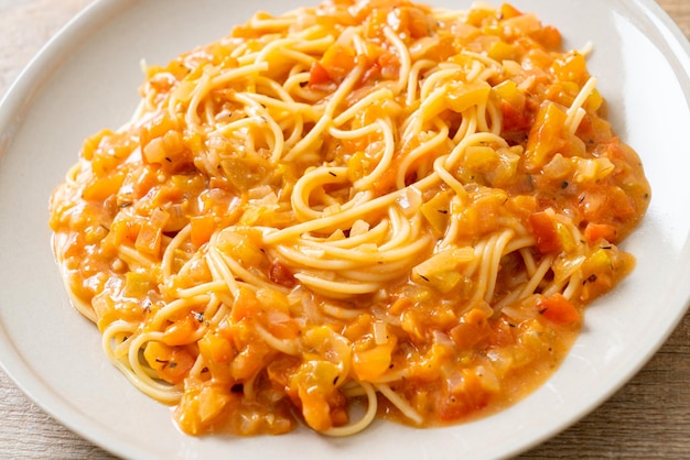 spaghetti con crema di pomodoro o salsa rosa