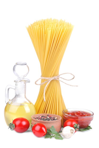 Spaghetti con diversi pomodorini, olio d'oliva, salsa rossa e prezzemolo. isolato