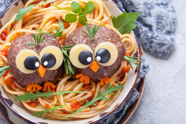 Spaghetti con divertenti polpette per bambini