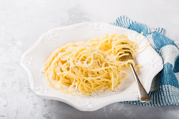 Spaghetti con formaggio pecorino e pepe