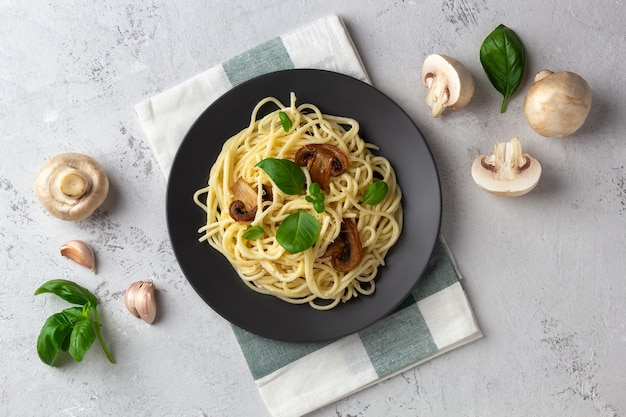 Spaghetti con funghi e salsa di panna su uno spazio leggero