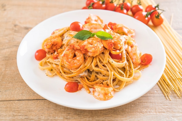 spaghetti con gamberetti, pomodori, basilico e formaggio