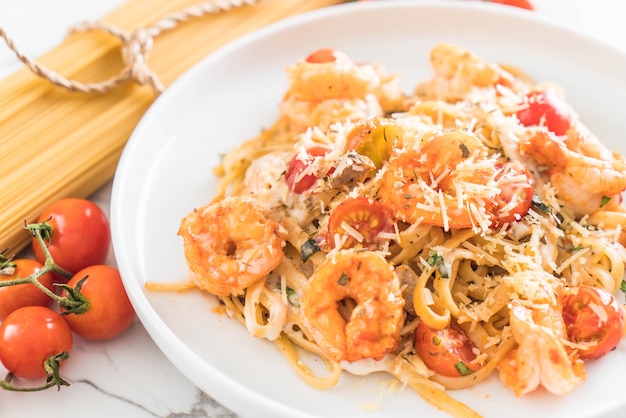 spaghetti con gamberetti, pomodori, basilico e formaggio