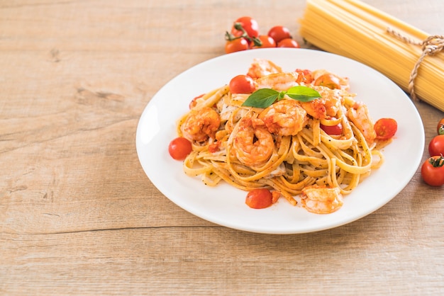 spaghetti con gamberetti, pomodori, basilico e formaggio