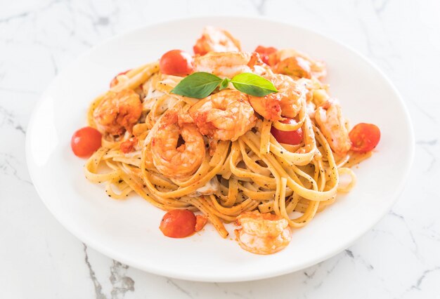 spaghetti con gamberetti, pomodori, basilico e formaggio