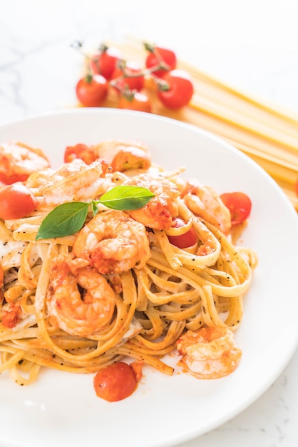 spaghetti con gamberetti, pomodori, basilico e formaggio