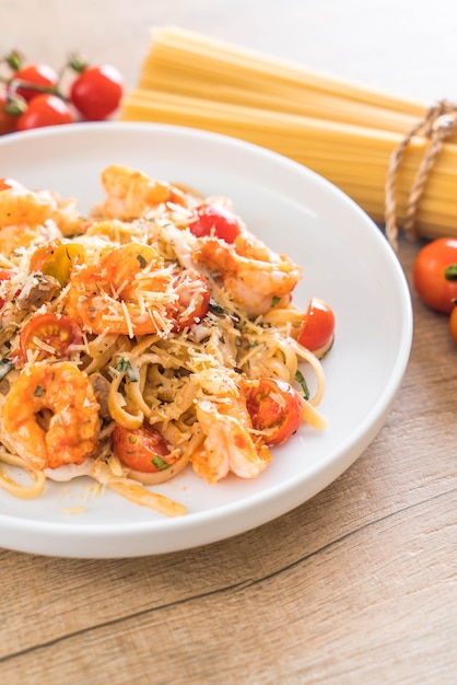 spaghetti con gamberetti, pomodori, basilico e formaggio