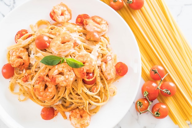 spaghetti con gamberetti, pomodori, basilico e formaggio