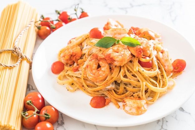 spaghetti con gamberetti, pomodori, basilico e formaggio