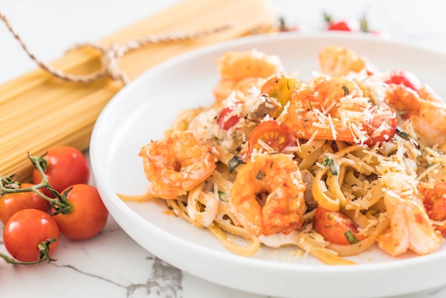 spaghetti con gamberetti, pomodori, basilico e formaggio