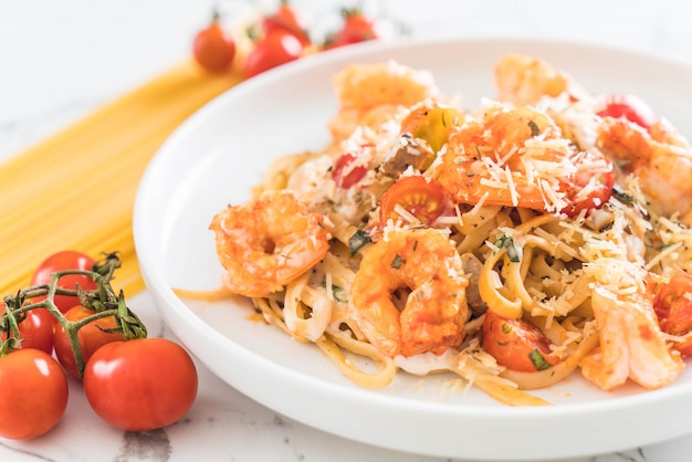 spaghetti con gamberetti, pomodori, basilico e formaggio