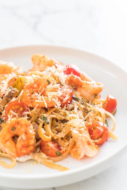 spaghetti con gamberetti, pomodori, basilico e formaggio