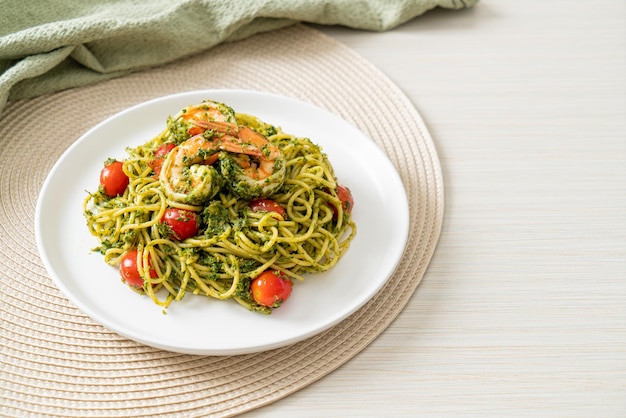 Spaghetti con gamberi o gamberi al pesto fatto in casa - Stile alimentare sano