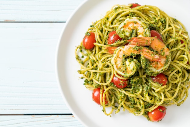 Spaghetti con gamberi o gamberi al pesto fatto in casa - Stile alimentare sano