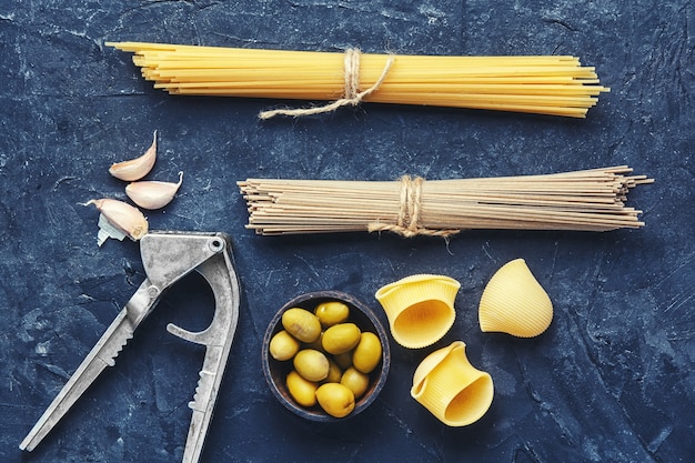 Spaghetti con ingredienti per cucinare la pasta