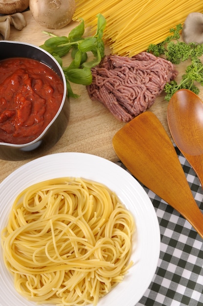 Spaghetti con ingredienti