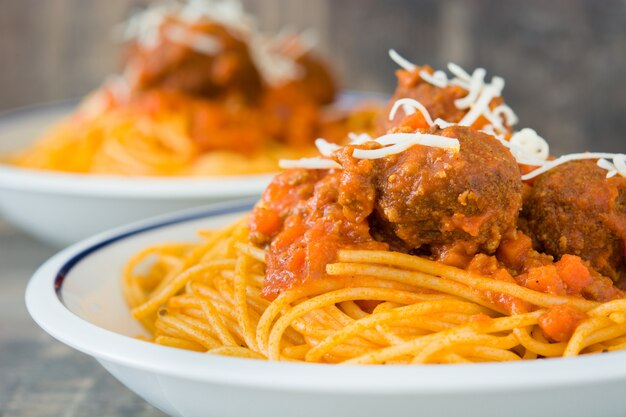 Spaghetti con le polpette sulla tavola di legno