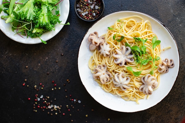 spaghetti con moscardini e insalata fresca