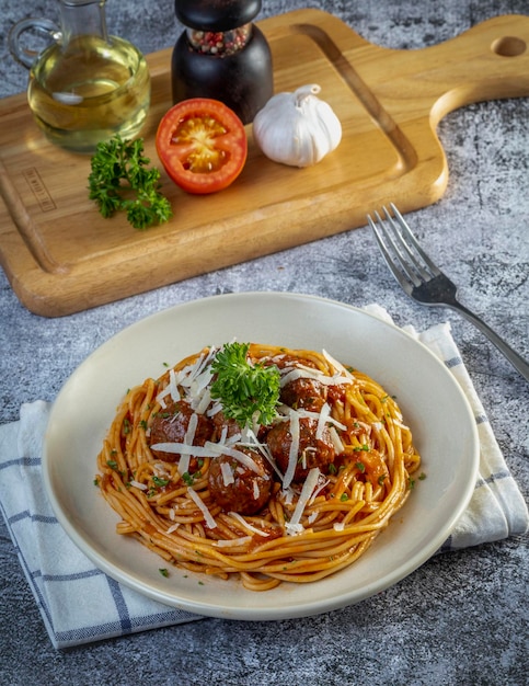 Spaghetti con palla di manzo e salsa di pomodoro