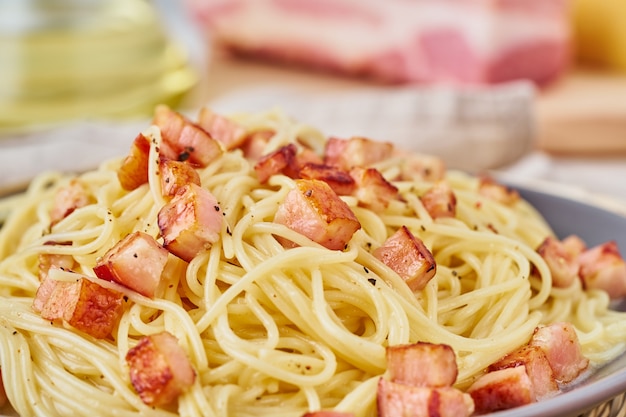 Spaghetti con pancetta, uova, parmigiano e salsa di panna. Vista laterale