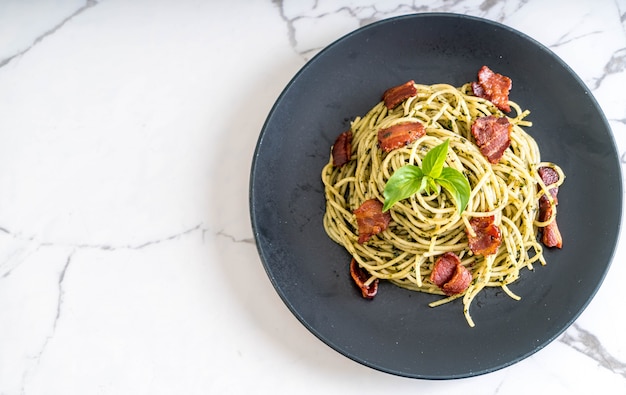 Spaghetti con pesto di basilico e pancetta