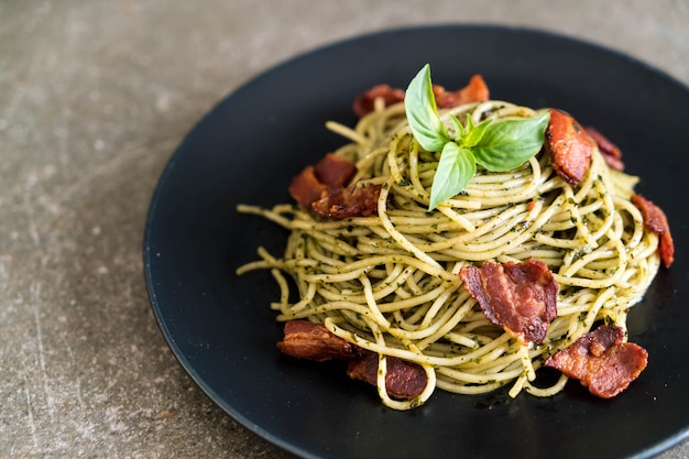 Spaghetti con pesto di basilico e pancetta