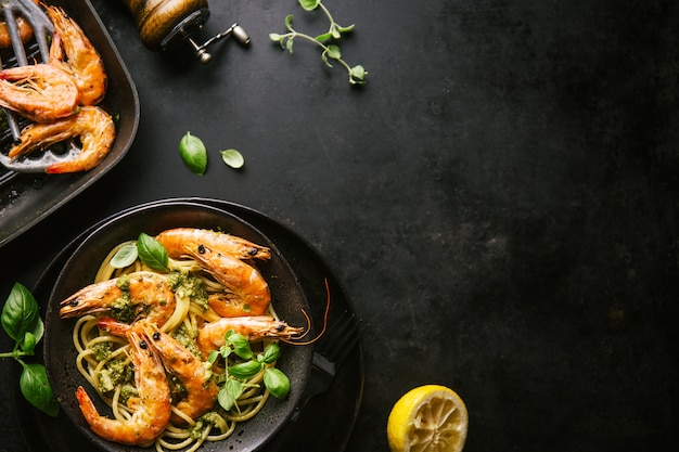 Spaghetti con pesto e gamberi serviti sul piatto