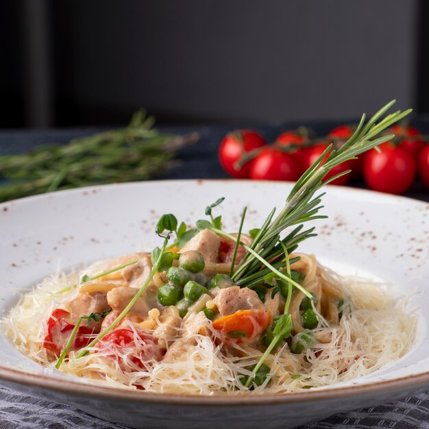 Spaghetti con pollo, verdure e formaggio