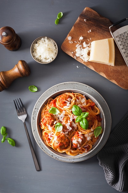 Spaghetti con polpette e salsa di pomodoro, pasta italiana