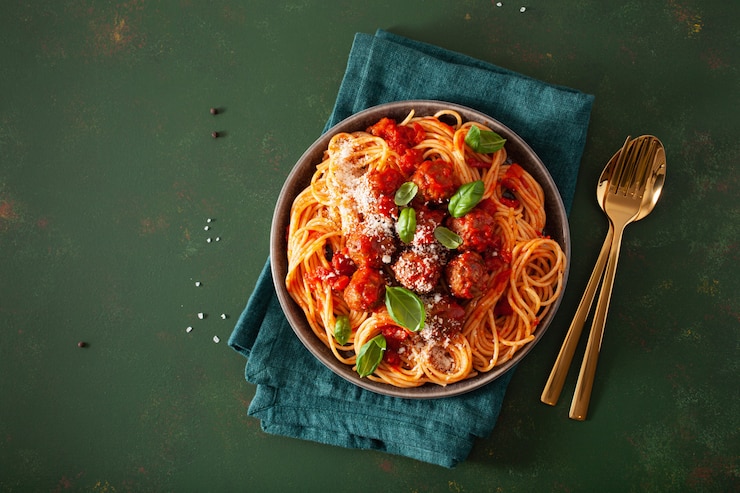 Foto spaghetti con polpette e salsa di pomodoro, pasta italiana