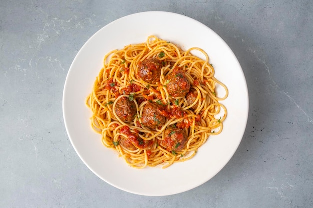 Spaghetti con polpette e salsa di pomodoro, pasta italiana