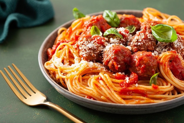 Spaghetti con polpette e salsa di pomodoro pasta italiana