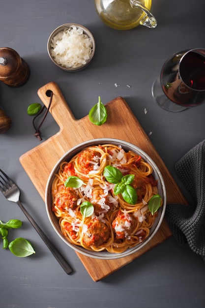 Spaghetti con polpette e salsa di pomodoro