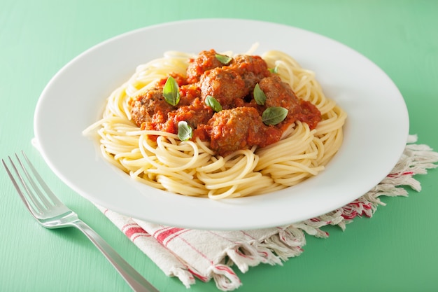 Spaghetti con polpette in salsa di pomodoro