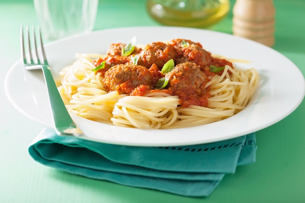 Spaghetti con polpette in salsa di pomodoro