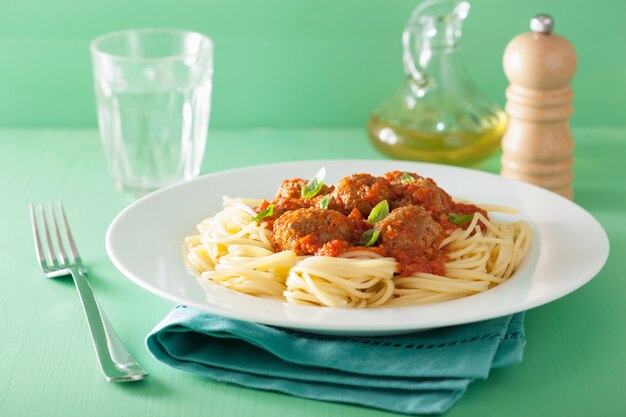 Spaghetti con polpette in salsa di pomodoro