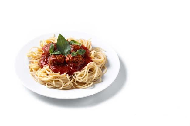 Spaghetti con polpette isolate su sfondo bianco