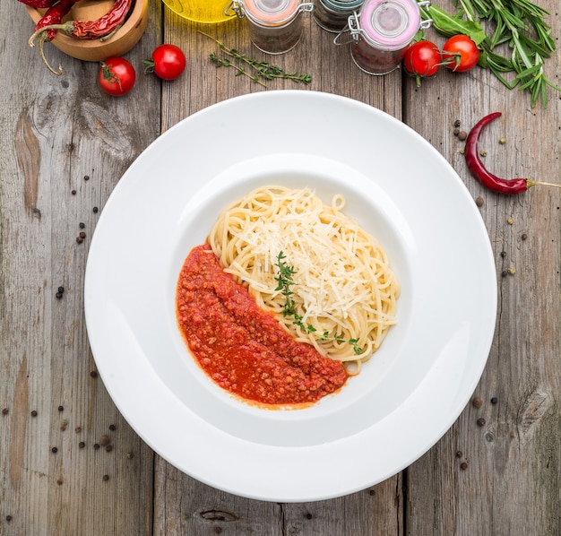 Spaghetti con polpette, salsa di pomodoro, parmigiano grattugiato e basilico fresco