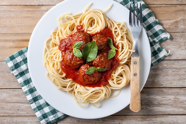 Spaghetti con polpette su un tavolo di legno