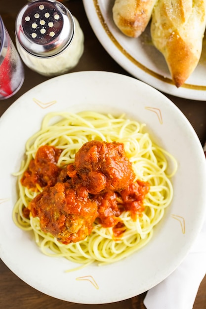 Spaghetti con polpette sulla piastra in ristorante italiano.