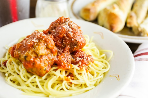 Spaghetti con polpette sulla piastra in ristorante italiano.