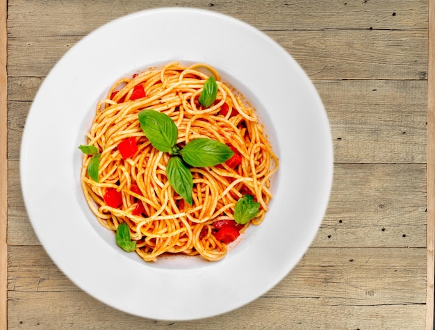 Spaghetti con pomodori e basilico sul piatto