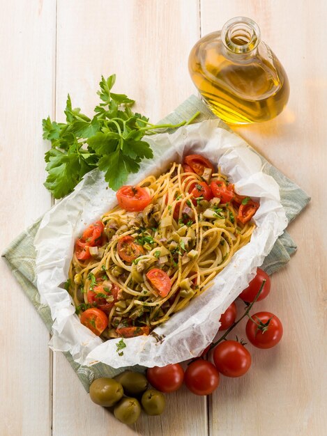 Spaghetti con pomodorini e olive verdi