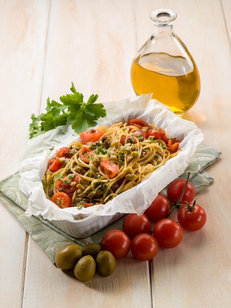 Spaghetti con pomodorini e olive verdi