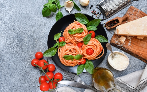 spaghetti con pomodoro, parmigiano e basilico. cibo piatto disteso