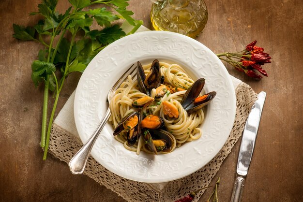 Spaghetti con prezzemolo di cozze e peperoncino piccante