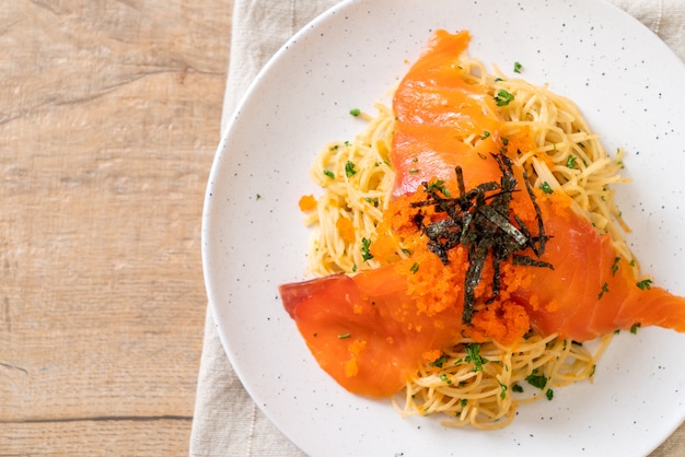 spaghetti con salmone affumicato e gamberi all'uovo