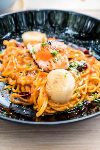 spaghetti con salmone e capesante