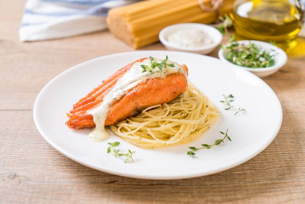 spaghetti con salmone fritto